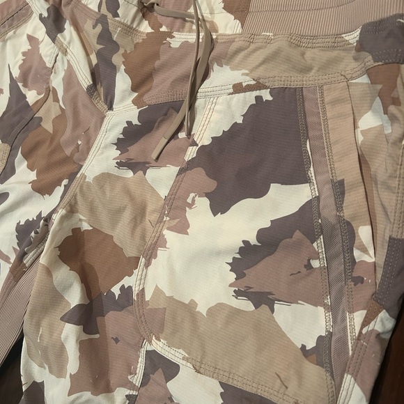 Indygena Women’s Camouflage Print Athletic Jogger Pants Medium - Picture 3 of 5